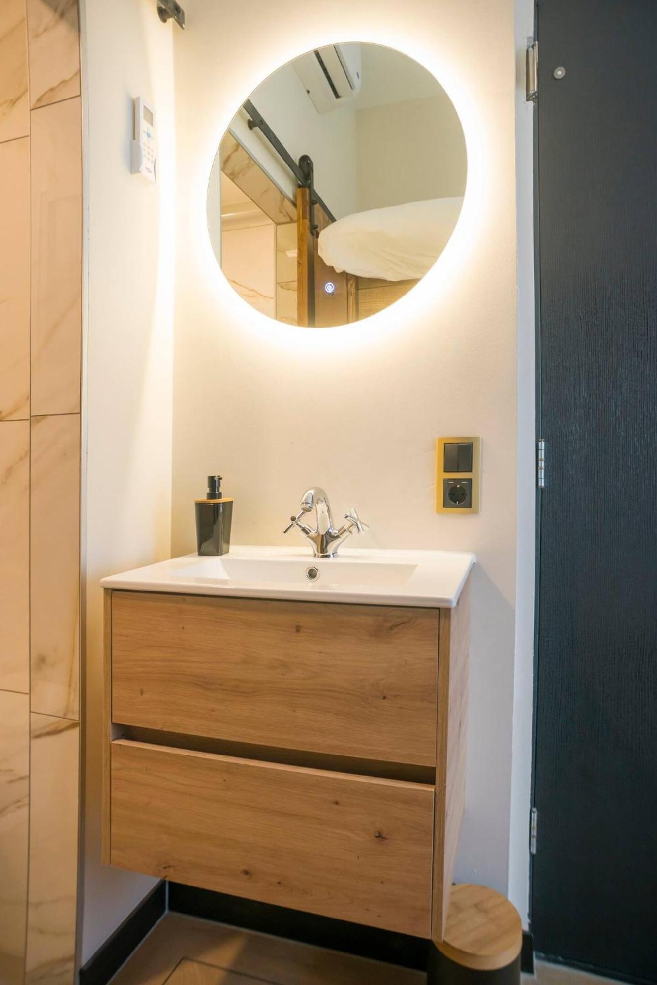 Petite Room With Wifi, Ac, And Shared Kitchen 提耳堡 外观 照片
